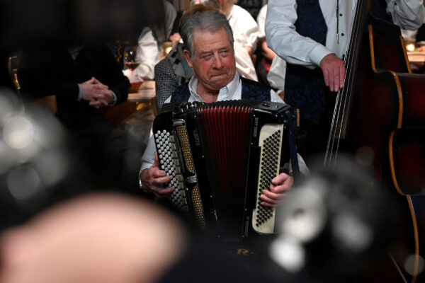 Die Laendlerkapelle Huserbuebe mit Markus Huser (Klarinette), Martin Nauer (Akkordeon), Hanspeter Schmutz (Klavier) und Fritz Fuchs (Bass) bei der Aufzeichnung der Sendung „Potzmusig“ im Gasthaus Sternen in Sternenberg am 14. Januar 2025. Ausstrahlung am 1. Februar 2025 auf SRF 1. 
© Nicolas Senn / eastdesign.ch