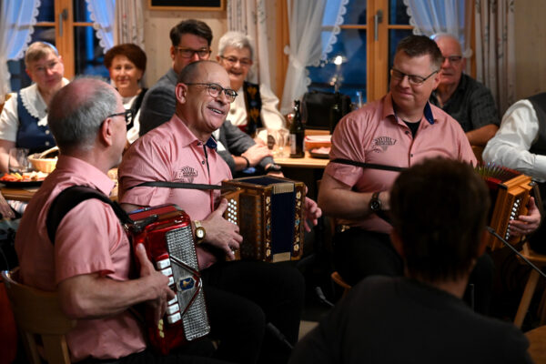 Der Berner Oergeliplausch mit Hansueli „Huk“ Hehlen (Bass), Peter Grossen, Tony Theiler und Marcel Zumbrunn (Schwyzeroergeli) bei der Aufzeichnung der Sendung „Potzmusig“ im Gasthaus Sternen in Sternenberg am 14. Januar 2025. Ausstrahlung am 1. Februar 2025 auf SRF 1. 
© Nicolas Senn / eastdesign.ch