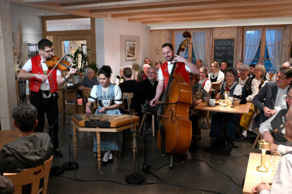 Das Trio Appenzell Ost mit Damian Neff (Geige), Christa Koelbener (Hackbrett) und Martin Faessler (Bass) bei der Aufzeichnung der Sendung „Potzmusig“ im Gasthaus Sternen in Sternenberg am 14. Januar 2025. Ausstrahlung am 1. Februar 2025 auf SRF 1. 
© Nicolas Senn / eastdesign.ch