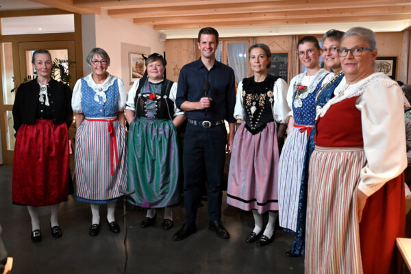 Das Frauenjodelchoerli Embrach mit Moderator Nicolas Senn bei der Aufzeichnung der Sendung „Potzmusig“ im Gasthaus Sternen in Sternenberg am 14. Januar 2025. Ausstrahlung am 1. Februar 2025 auf SRF 1. 
© Nicolas Senn / eastdesign.ch